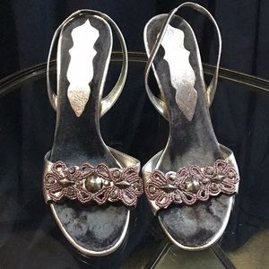 Sling back heeled shoe